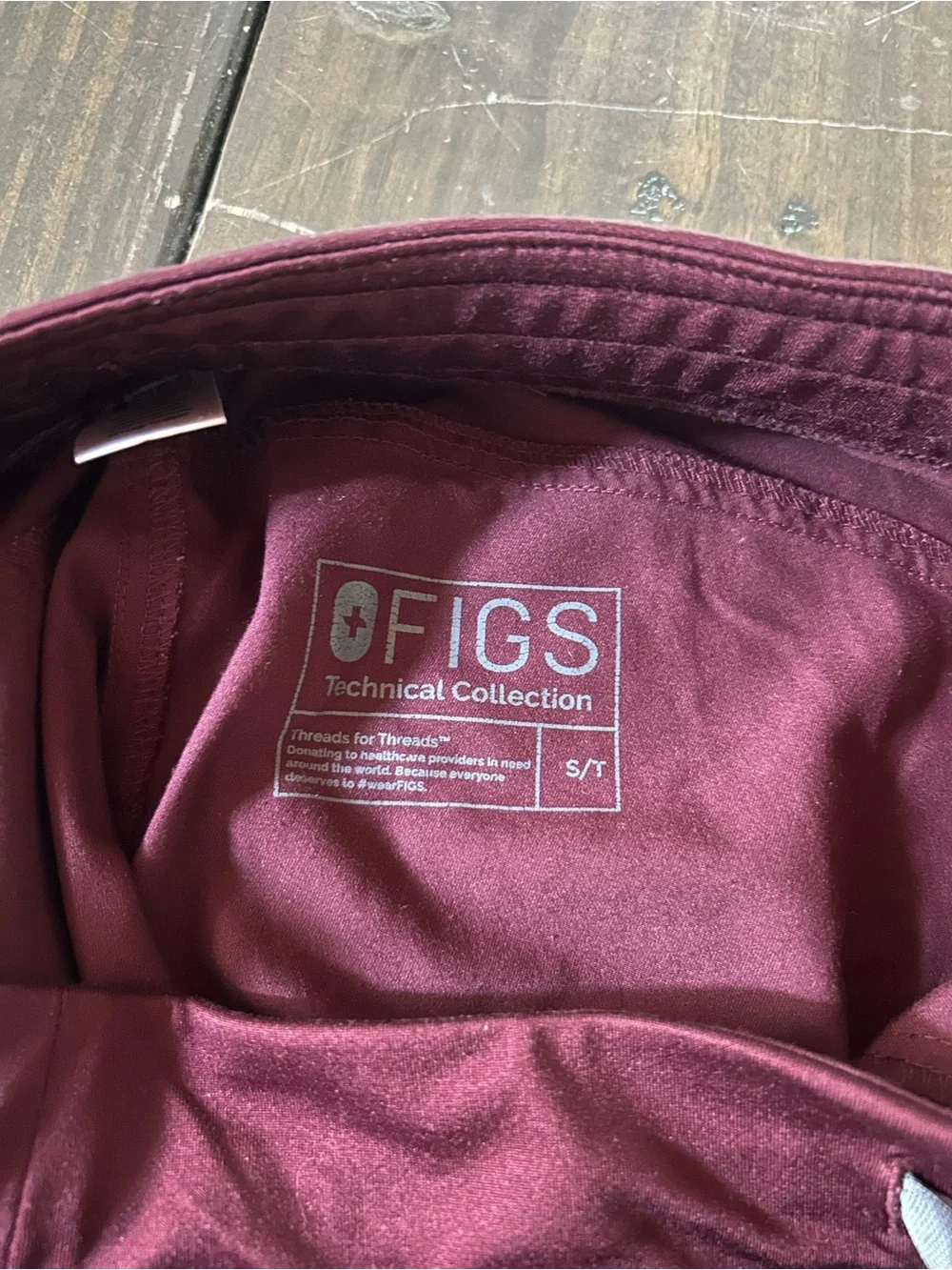 FIGS scrubs bottoms S in burgundy women’s